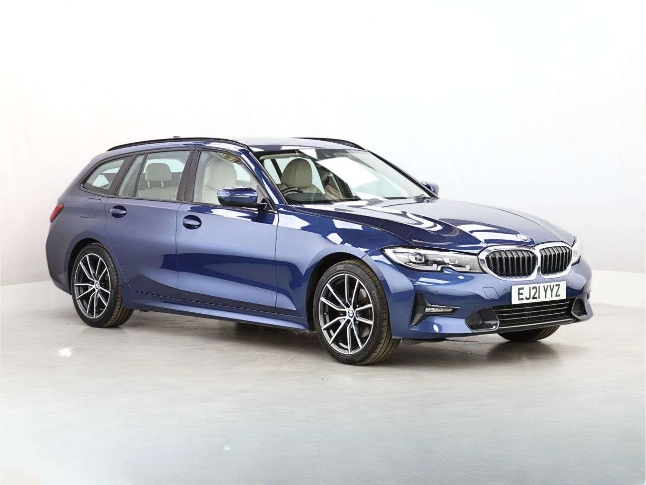 A 2021 BMW 3 SERIES 2.0 320i Sport Touring 5dr Petrol Auto Euro 6 (s/s) (184 ps) A 2021 BMW 3 SERIES 2.0 320i Sport Touring 5dr Petrol Auto Euro 6 (s/s) (184 ps)
