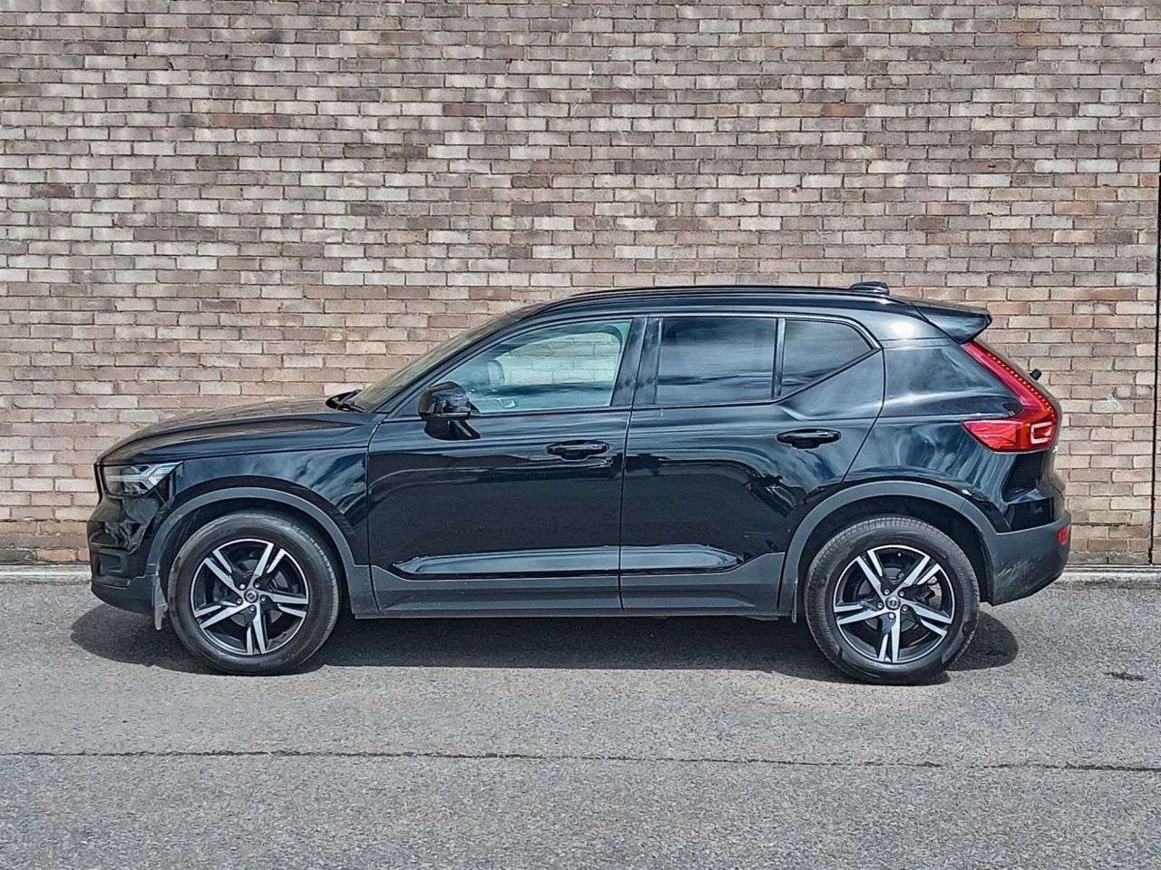 A 2021 VOLVO XC40 1.5 T3 R-Design SUV 5dr Petrol Auto Euro 6 (s/s) (163 ps) A 2021 VOLVO XC40 1.5 T3 R-Design SUV 5dr Petrol Auto Euro 6 (s/s) (163 ps)