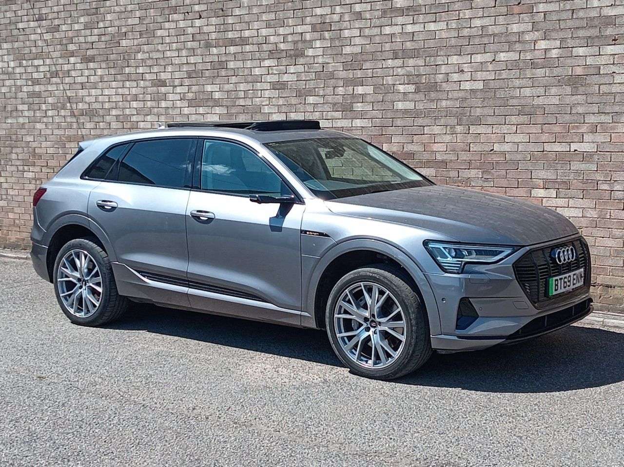 A 2019 AUDI E-TRON 55 Launch Edition SUV 5dr Electric Auto quattro 95kWh (408 ps) A 2019 AUDI E-TRON 55 Launch Edition SUV 5dr Electric Auto quattro 95kWh (408 ps)