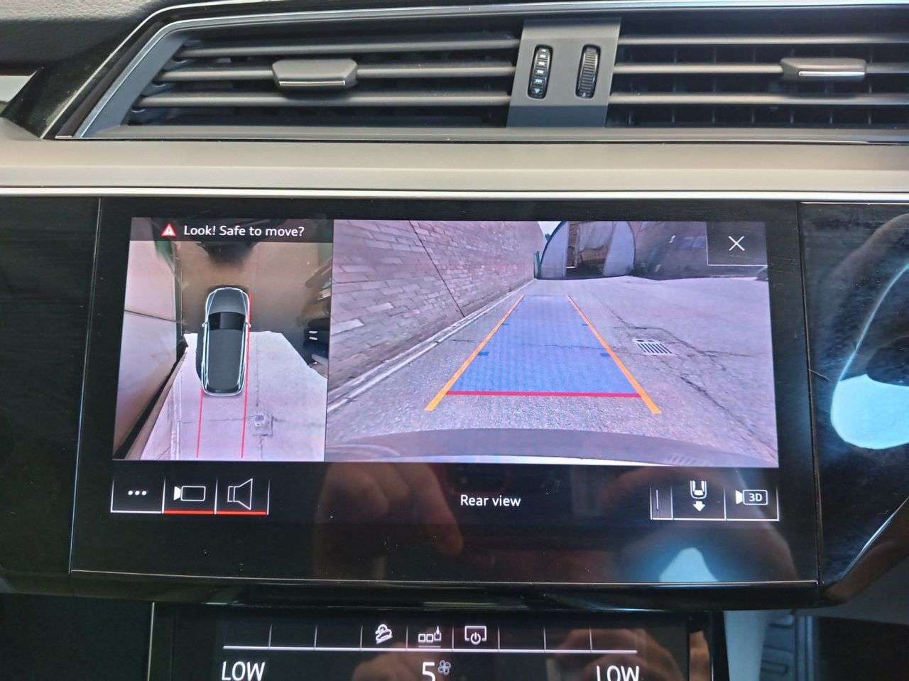 A 2019 AUDI E-TRON 55 Launch Edition SUV 5dr Electric Auto quattro 95kWh (408 ps) A 2019 AUDI E-TRON 55 Launch Edition SUV 5dr Electric Auto quattro 95kWh (408 ps)