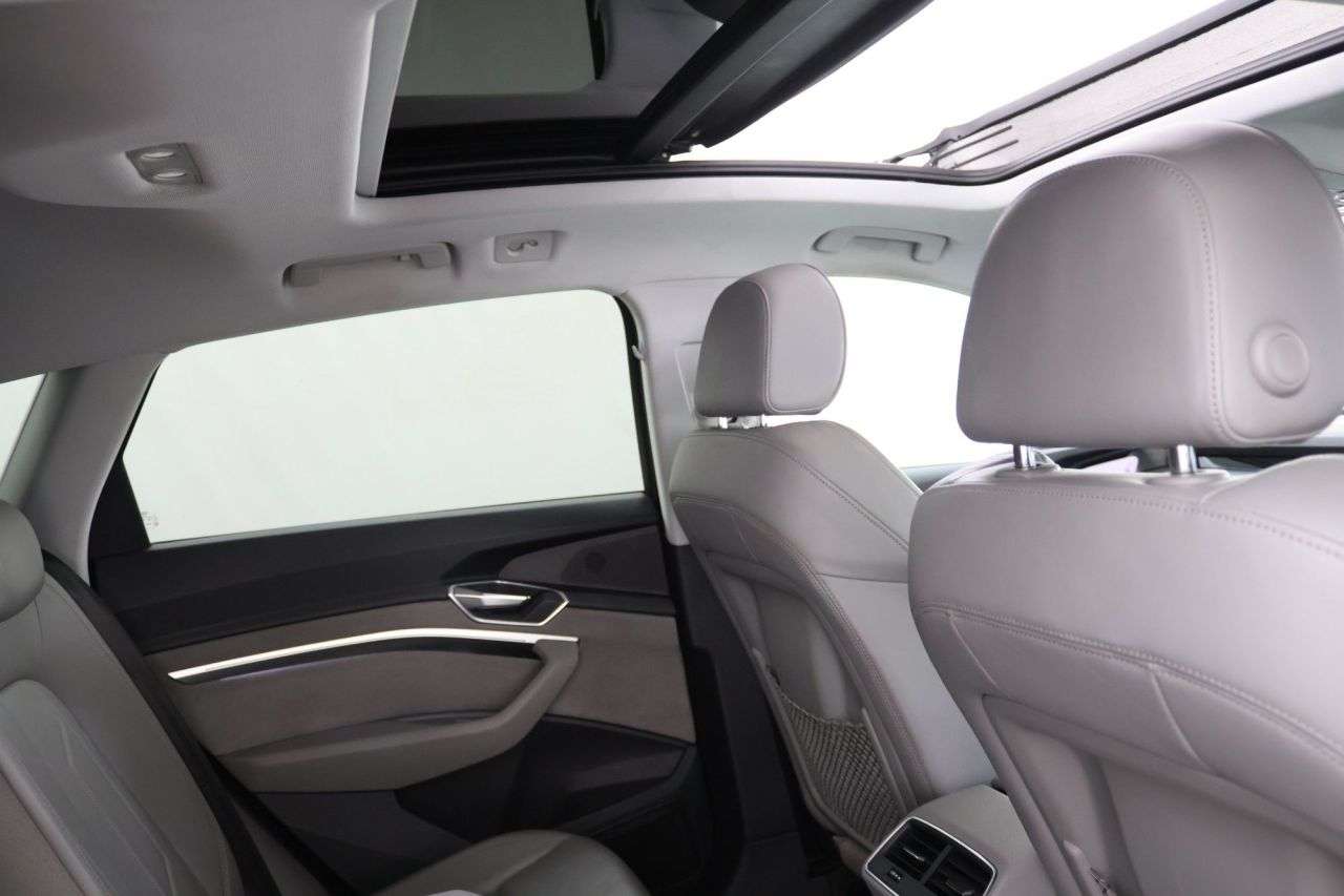 A 2019 AUDI E-TRON 55 Launch Edition SUV 5dr Electric Auto quattro 95kWh (408 ps) A 2019 AUDI E-TRON 55 Launch Edition SUV 5dr Electric Auto quattro 95kWh (408 ps)