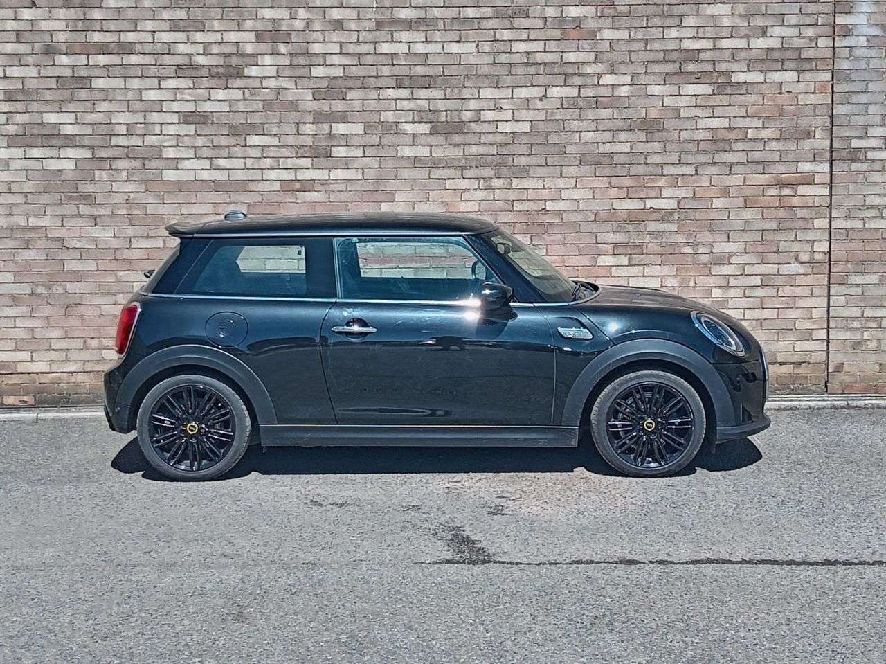 A 2023 MINI ELECTRIC HATCH Cooper SE 32.6kWh Level 2 Hatchback 3dr Electric Auto (184 ps) A 2023 MINI ELECTRIC HATCH Cooper SE 32.6kWh Level 2 Hatchback 3dr Electric Auto (184 ps)