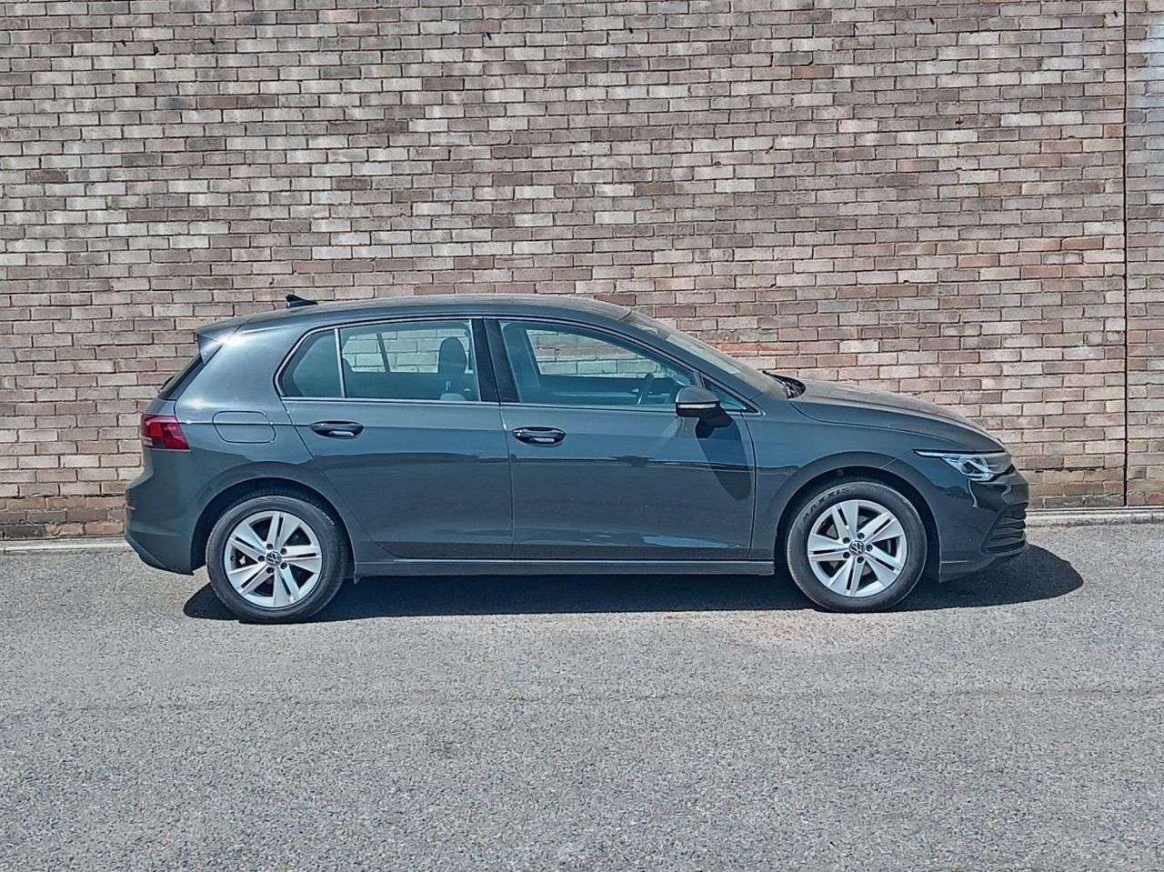 A 2023 VOLKSWAGEN GOLF 1.5 eTSI MHEV Life Hatchback 5dr Petrol Hybrid DSG Euro 6 (s/s) (150 ps) A 2023 VOLKSWAGEN GOLF 1.5 eTSI MHEV Life Hatchback 5dr Petrol Hybrid DSG Euro 6 (s/s) (150 ps)