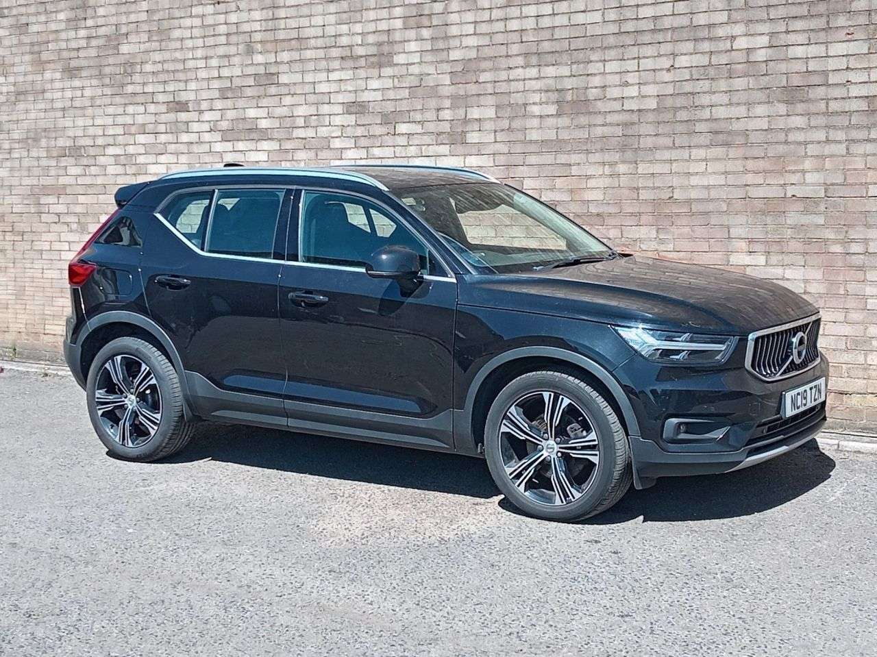 A 2019 VOLVO XC40 2.0 D4 Inscription Pro SUV 5dr Diesel Auto AWD Euro 6 (s/s) (190 ps) A 2019 VOLVO XC40 2.0 D4 Inscription Pro SUV 5dr Diesel Auto AWD Euro 6 (s/s) (190 ps)