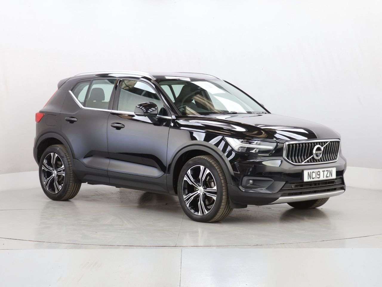 A 2019 VOLVO XC40 2.0 D4 Inscription Pro SUV 5dr Diesel Auto AWD Euro 6 (s/s) (190 ps) A 2019 VOLVO XC40 2.0 D4 Inscription Pro SUV 5dr Diesel Auto AWD Euro 6 (s/s) (190 ps)