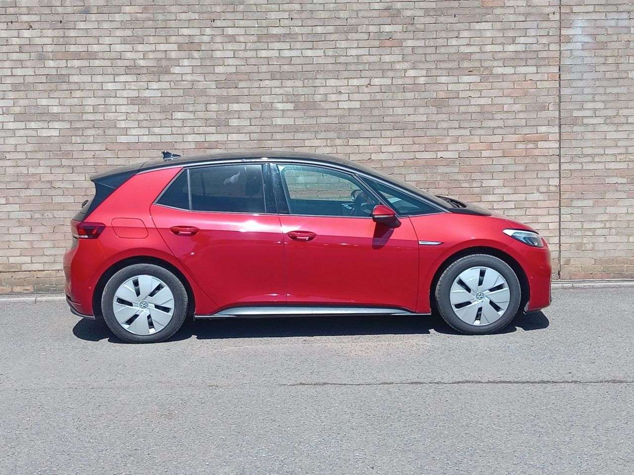 A 2023 VOLKSWAGEN ID3 Pro Performance 58kWh Life Hatchback 5dr Electric Auto (204 ps) A 2023 VOLKSWAGEN ID3 Pro Performance 58kWh Life Hatchback 5dr Electric Auto (204 ps)