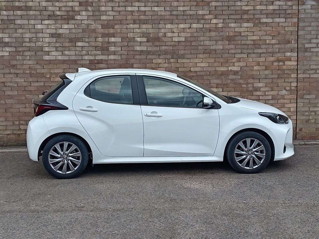 A 2023 TOYOTA YARIS 1.5 VVT-h Icon Hatchback 5dr Petrol Hybrid E-CVT Euro 6 (s/s) (116 ps) A 2023 TOYOTA YARIS 1.5 VVT-h Icon Hatchback 5dr Petrol Hybrid E-CVT Euro 6 (s/s) (116 ps)