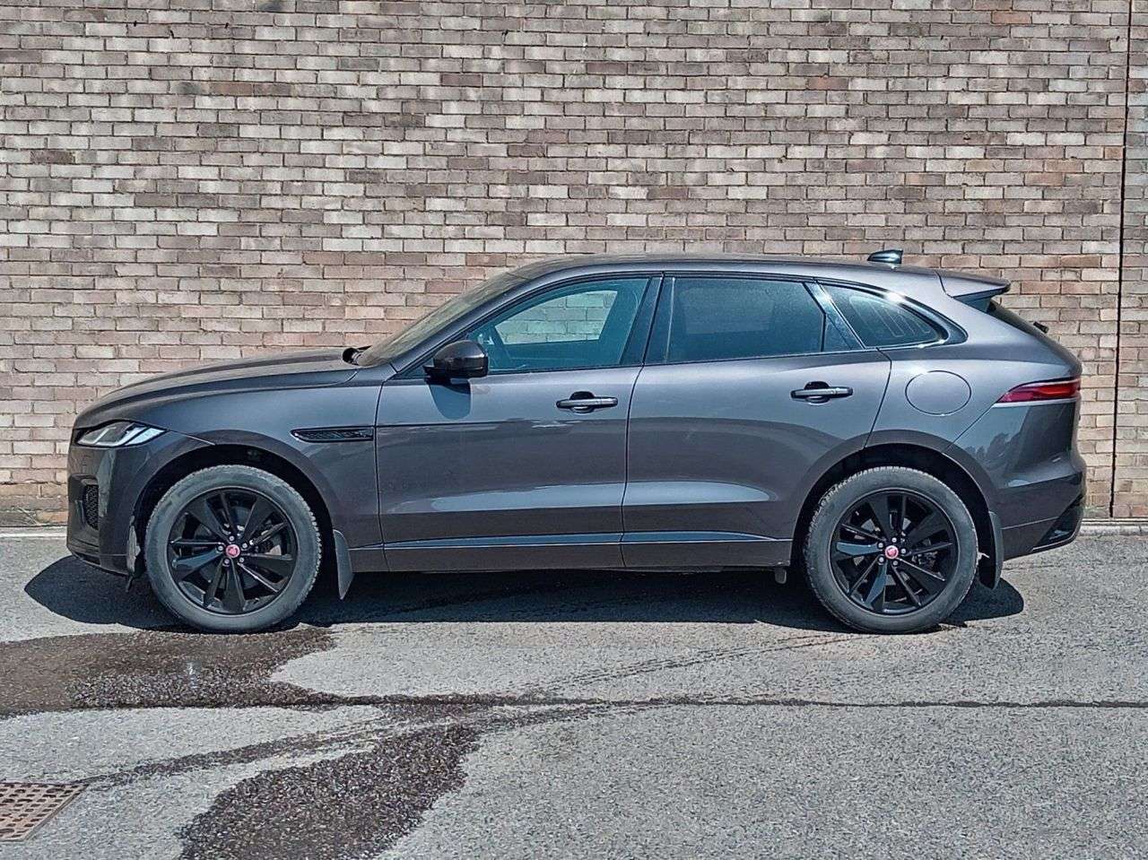 A 2022 JAGUAR F-PACE 2.0 P400e 17.1kWh R-Dynamic SE SUV 5dr Petrol Plug-in Hybrid Auto AWD Euro A 2022 JAGUAR F-PACE 2.0 P400e 17.1kWh R-Dynamic SE SUV 5dr Petrol Plug-in Hybrid Auto AWD Euro