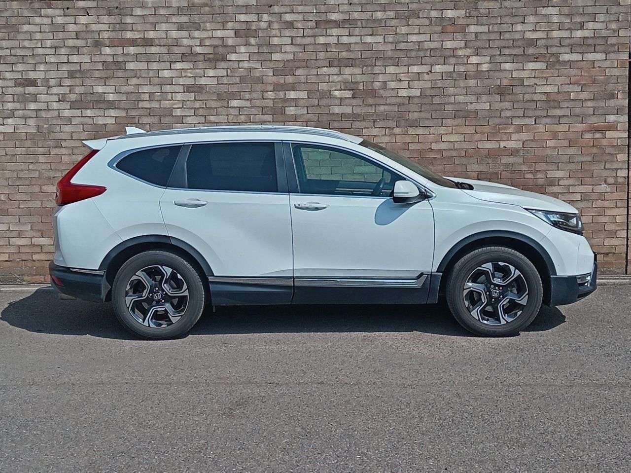 A 2019 HONDA CR-V 1.5 VTEC Turbo SR SUV 5dr Petrol CVT 4WD Euro 6 (193 ps) A 2019 HONDA CR-V 1.5 VTEC Turbo SR SUV 5dr Petrol CVT 4WD Euro 6 (193 ps)