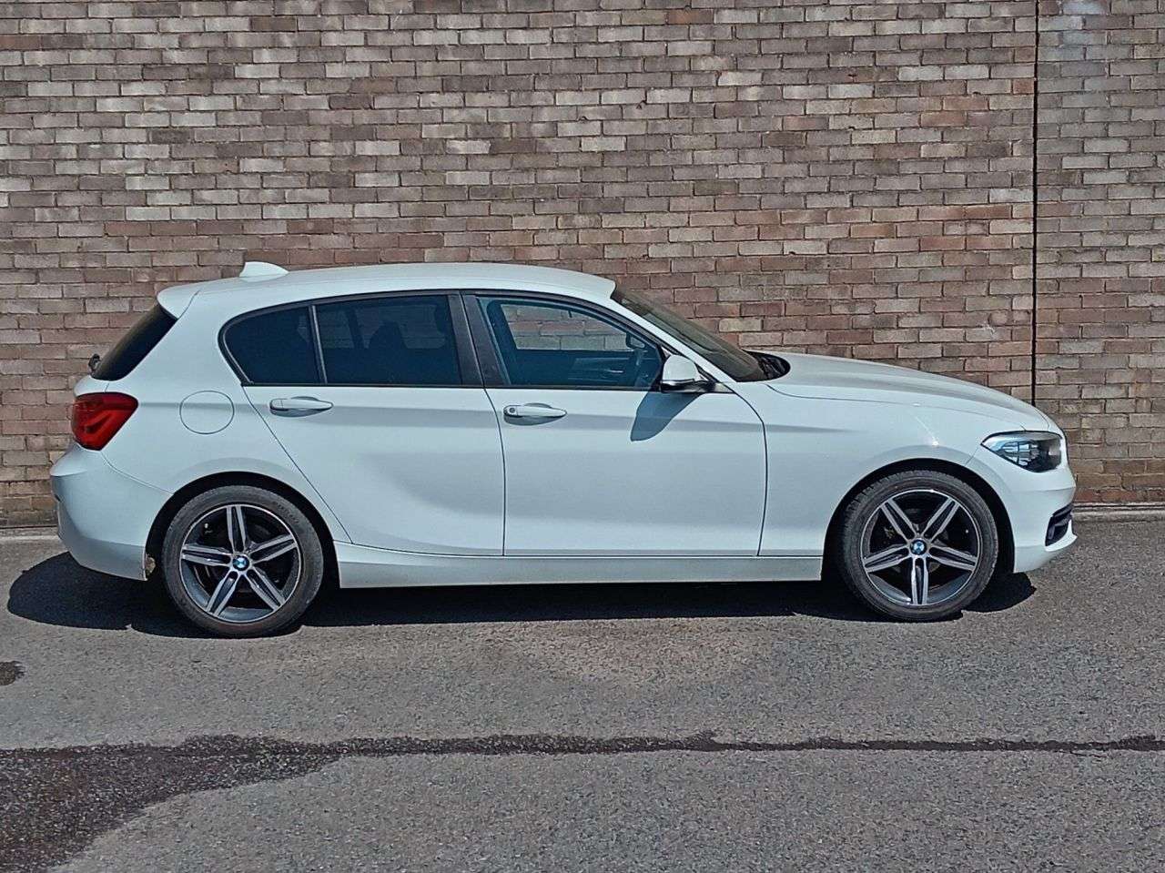 A 2019 BMW 1 SERIES 1.5 118i Sport Hatchback 5dr Petrol Manual Euro 6 (s/s) (136 ps) A 2019 BMW 1 SERIES 1.5 118i Sport Hatchback 5dr Petrol Manual Euro 6 (s/s) (136 ps)