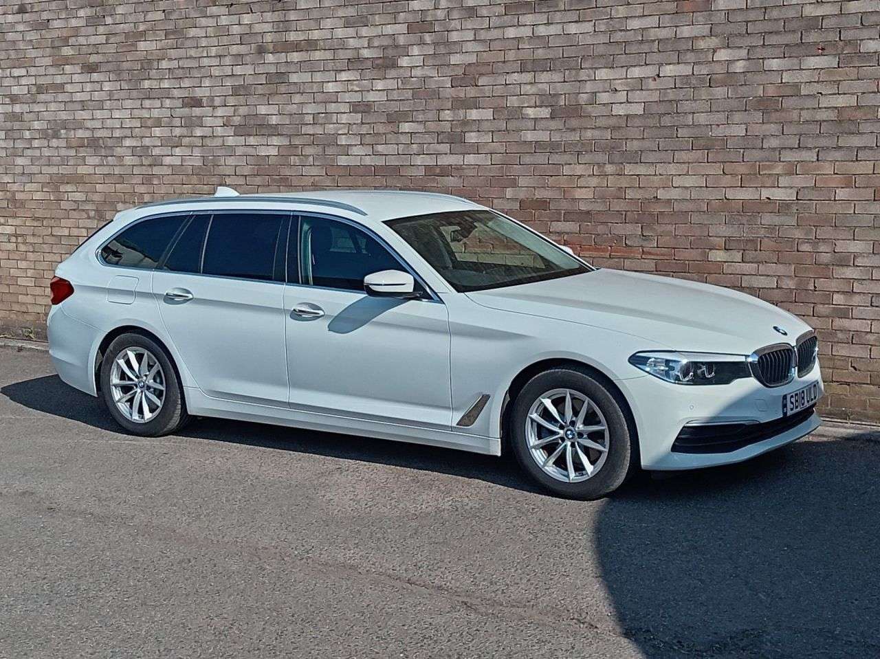 A 2018 BMW 5 SERIES 2.0 520d SE Touring 5dr Diesel Auto Euro 6 (s/s) (190 ps) A 2018 BMW 5 SERIES 2.0 520d SE Touring 5dr Diesel Auto Euro 6 (s/s) (190 ps)