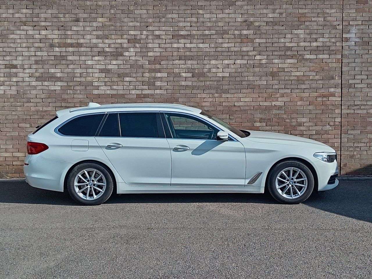 A 2018 BMW 5 SERIES 2.0 520d SE Touring 5dr Diesel Auto Euro 6 (s/s) (190 ps) A 2018 BMW 5 SERIES 2.0 520d SE Touring 5dr Diesel Auto Euro 6 (s/s) (190 ps)