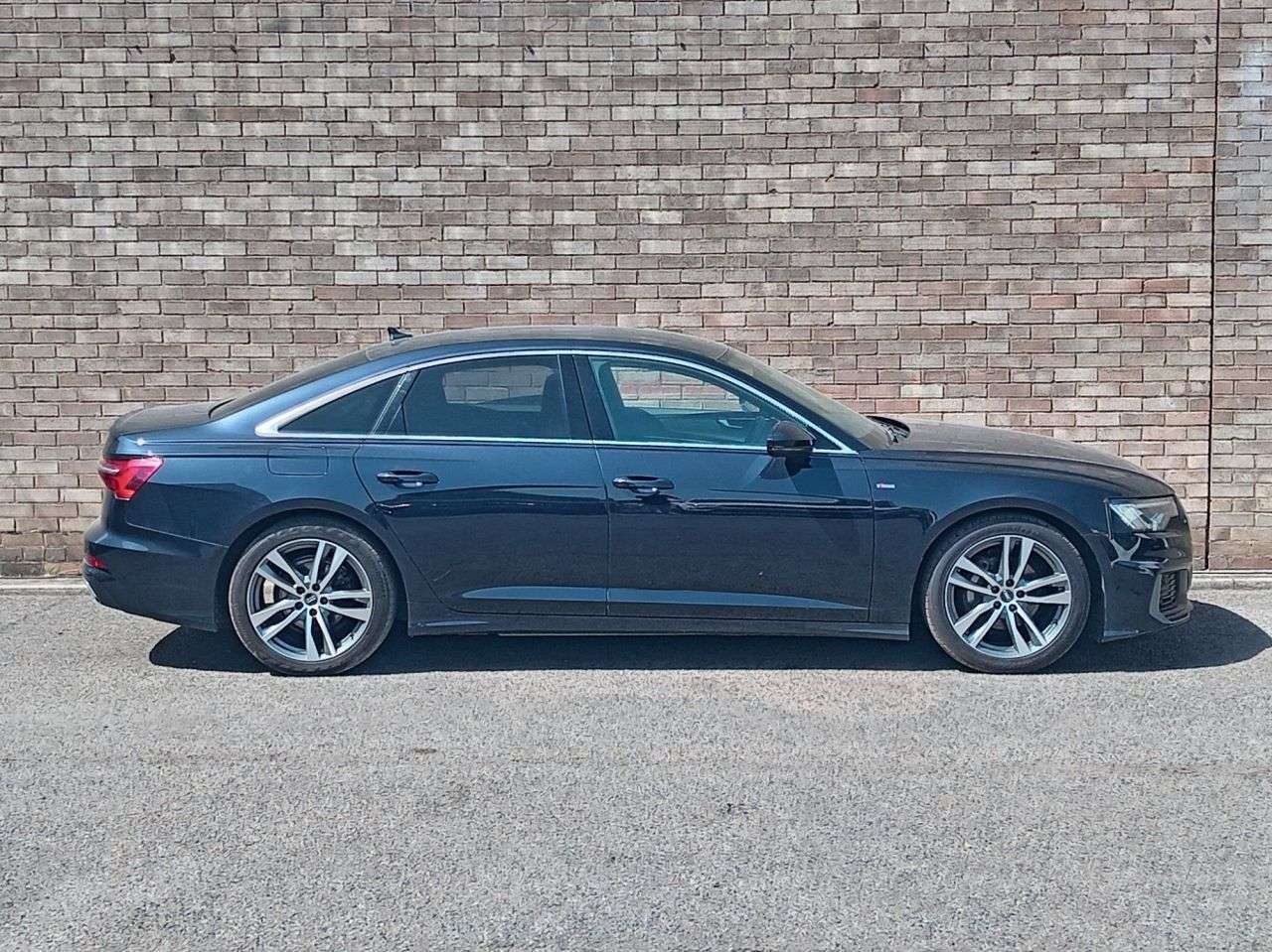 A 2022 AUDI A6 SALOON 2.0 TDI 40 S line Saloon 4dr Diesel S Tronic Euro 6 (s/s) (204 ps) A 2022 AUDI A6 SALOON 2.0 TDI 40 S line Saloon 4dr Diesel S Tronic Euro 6 (s/s) (204 ps)