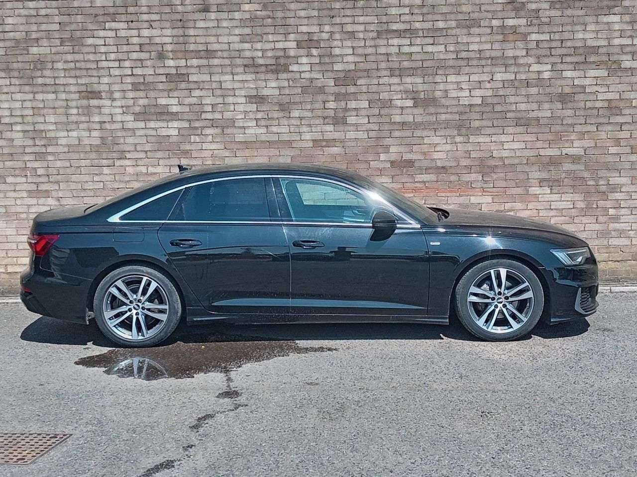 A 2021 AUDI A6 SALOON 2.0 TDI 40 S line Saloon 4dr Diesel S Tronic Euro 6 (s/s) (204 ps) A 2021 AUDI A6 SALOON 2.0 TDI 40 S line Saloon 4dr Diesel S Tronic Euro 6 (s/s) (204 ps)