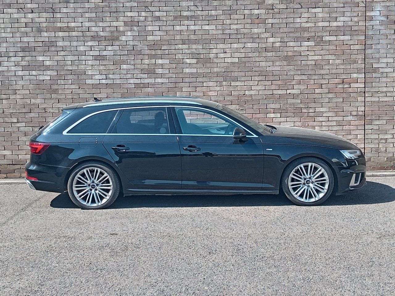 A 2019 AUDI A4 AVANT 2.0 TFSI 35 S line Estate 5dr Petrol S Tronic Euro 6 (s/s) (150 ps) A 2019 AUDI A4 AVANT 2.0 TFSI 35 S line Estate 5dr Petrol S Tronic Euro 6 (s/s) (150 ps)