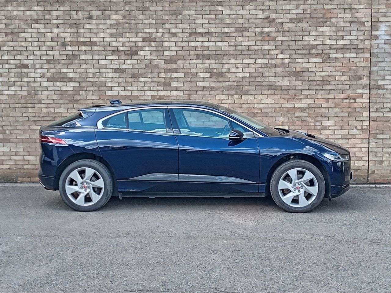 A 2022 JAGUAR I-PACE 400 90kWh SE SUV 5dr Electric Auto 4WD (400 ps) A 2022 JAGUAR I-PACE 400 90kWh SE SUV 5dr Electric Auto 4WD (400 ps)