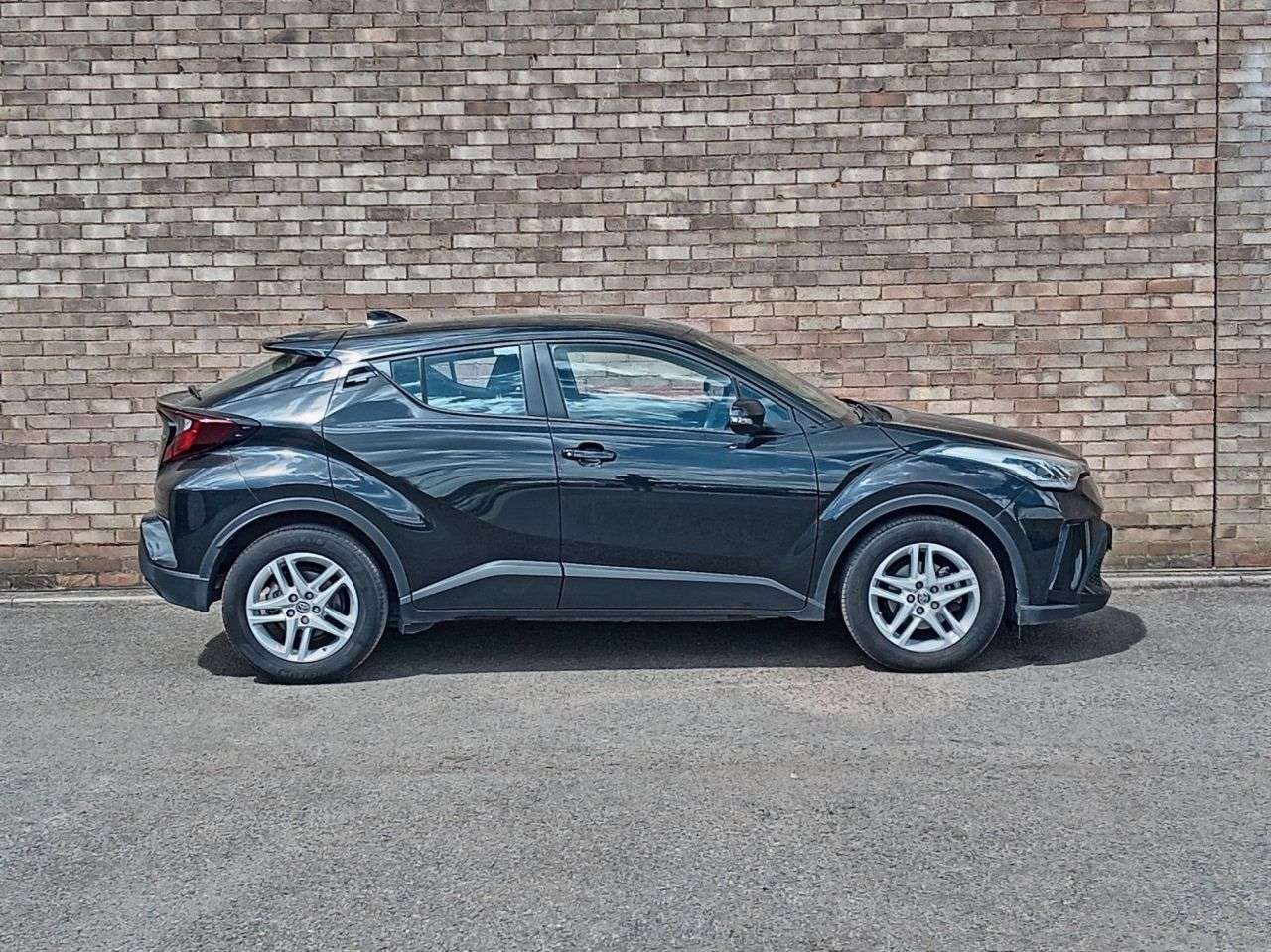 A 2023 TOYOTA C-HR 1.8 VVT-h GPF Icon SUV 5dr Petrol Hybrid CVT Euro 6 (s/s) (122 ps) A 2023 TOYOTA C-HR 1.8 VVT-h GPF Icon SUV 5dr Petrol Hybrid CVT Euro 6 (s/s) (122 ps)
