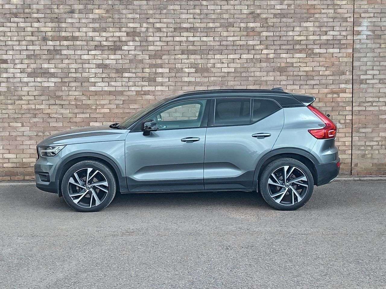 A 2019 VOLVO XC40 2.0 D3 R-Design Pro SUV 5dr Diesel Manual Euro 6 (s/s) (150 ps) A 2019 VOLVO XC40 2.0 D3 R-Design Pro SUV 5dr Diesel Manual Euro 6 (s/s) (150 ps)