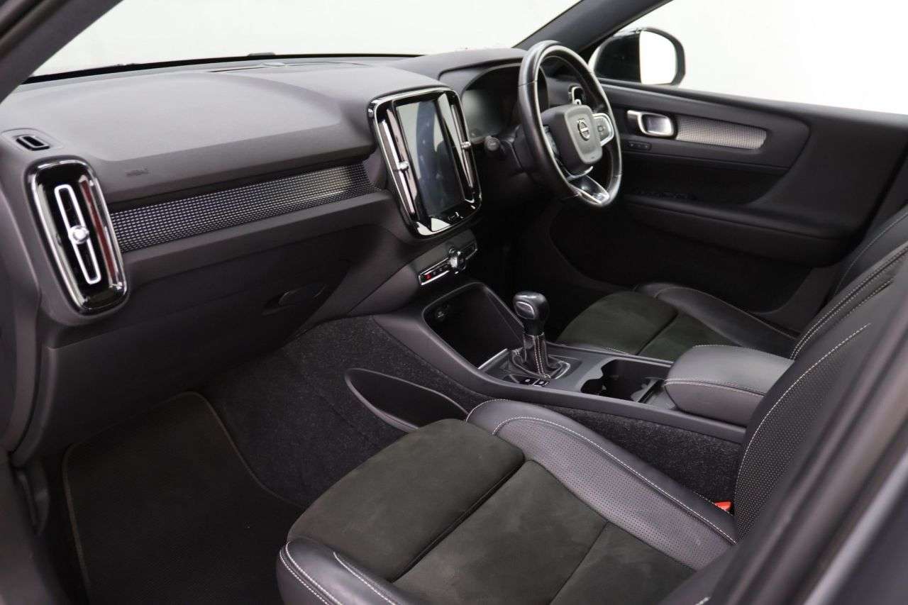 2019 VOLVO XC40 2019 VOLVO XC40