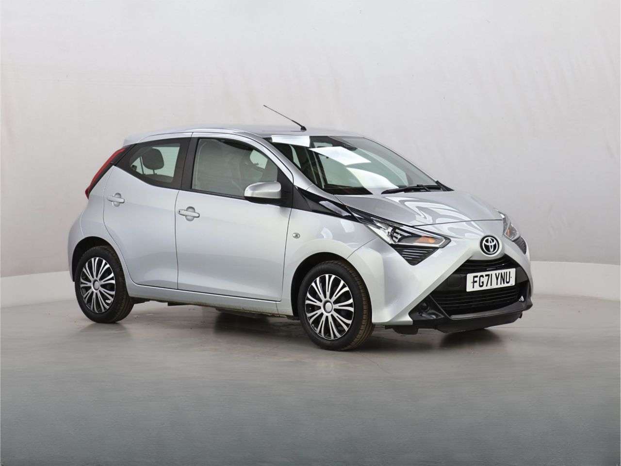 A 2021 TOYOTA AYGO 1.0 VVT-i x-play Hatchback 5dr Petrol Manual Euro 6 (s/s) (71 ps) A 2021 TOYOTA AYGO 1.0 VVT-i x-play Hatchback 5dr Petrol Manual Euro 6 (s/s) (71 ps)