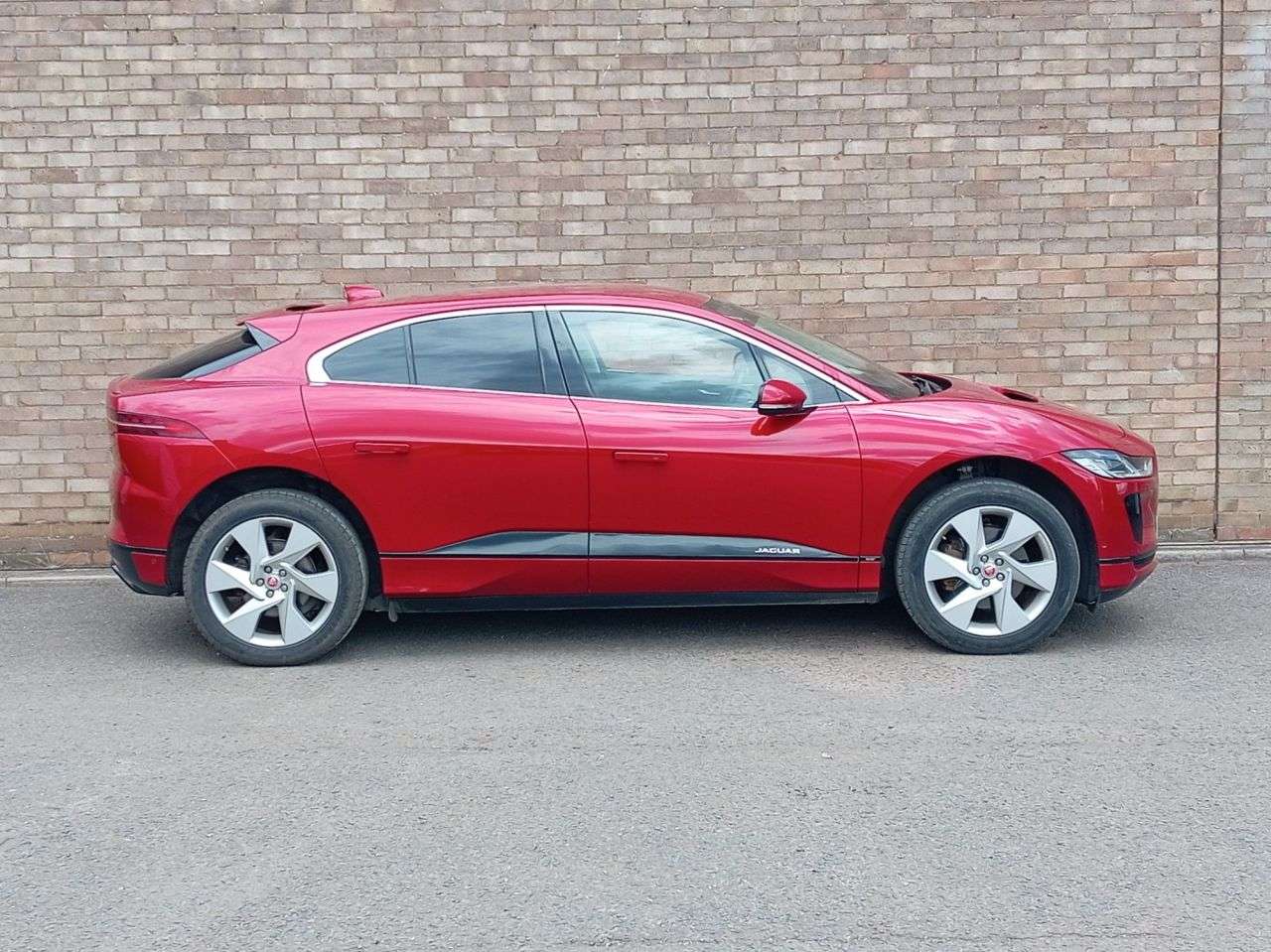 A 2021 JAGUAR I-PACE 400 90kWh SE SUV 5dr Electric Auto 4WD (400 ps) A 2021 JAGUAR I-PACE 400 90kWh SE SUV 5dr Electric Auto 4WD (400 ps)