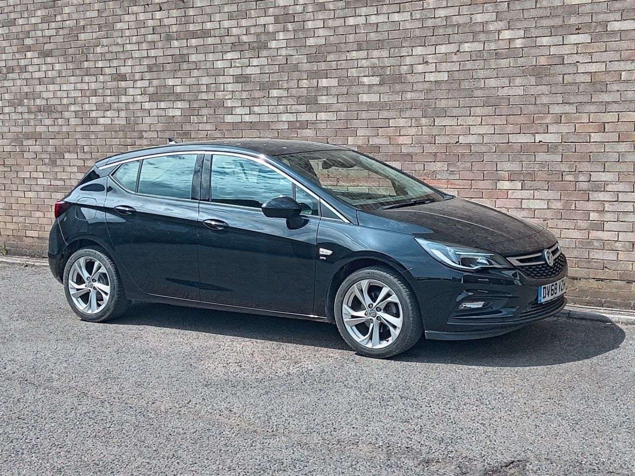 A 2018 VAUXHALL ASTRA 1.0i Turbo ecoTEC SRi Nav Hatchback 5dr Petrol Manual Euro 6 (s/s) (105 ps) A 2018 VAUXHALL ASTRA 1.0i Turbo ecoTEC SRi Nav Hatchback 5dr Petrol Manual Euro 6 (s/s) (105 ps)