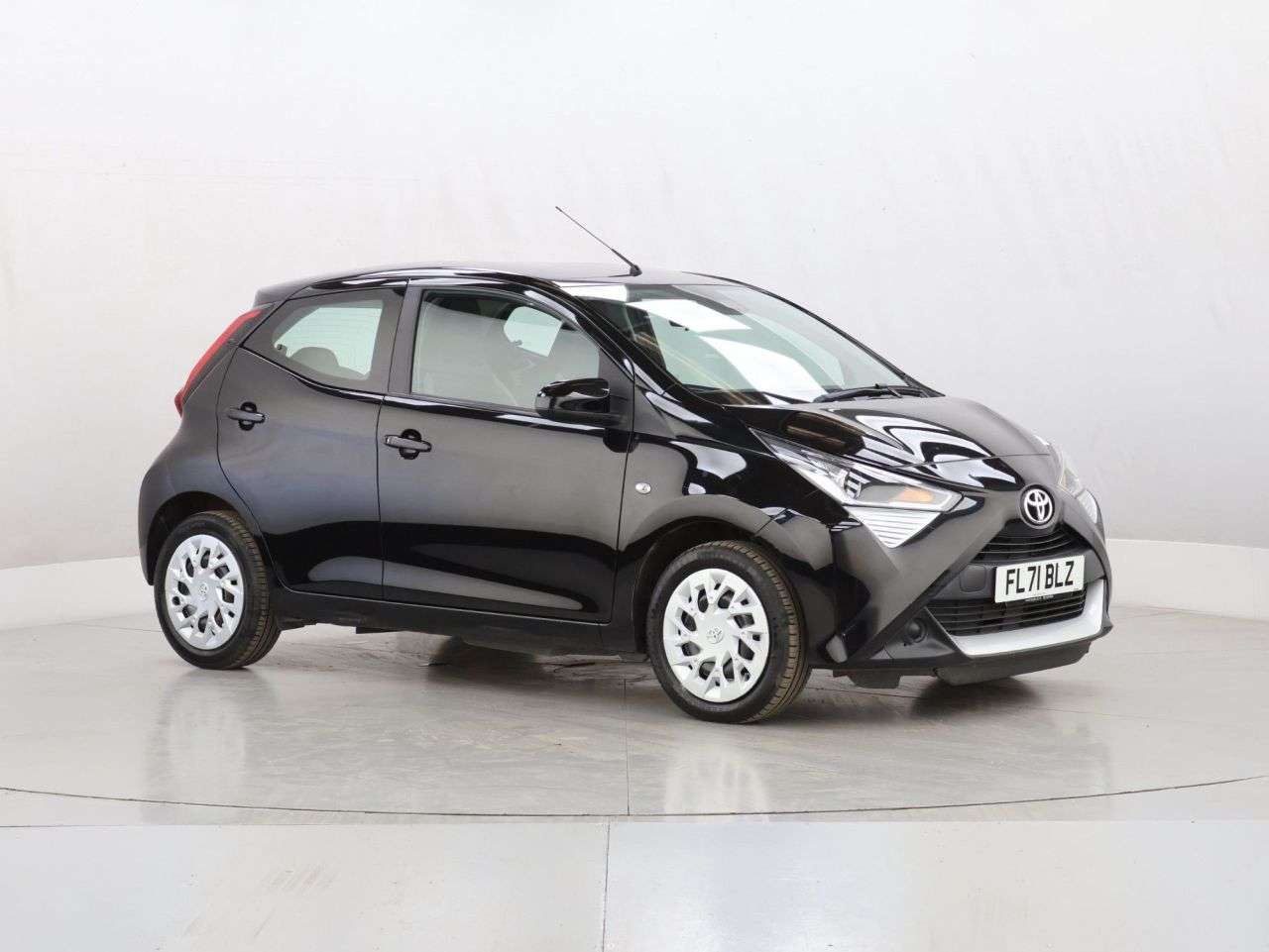 A 2021 TOYOTA AYGO 1.0 VVT-i x-play Hatchback 5dr Petrol Manual Euro 6 (s/s) (71 ps) A 2021 TOYOTA AYGO 1.0 VVT-i x-play Hatchback 5dr Petrol Manual Euro 6 (s/s) (71 ps)