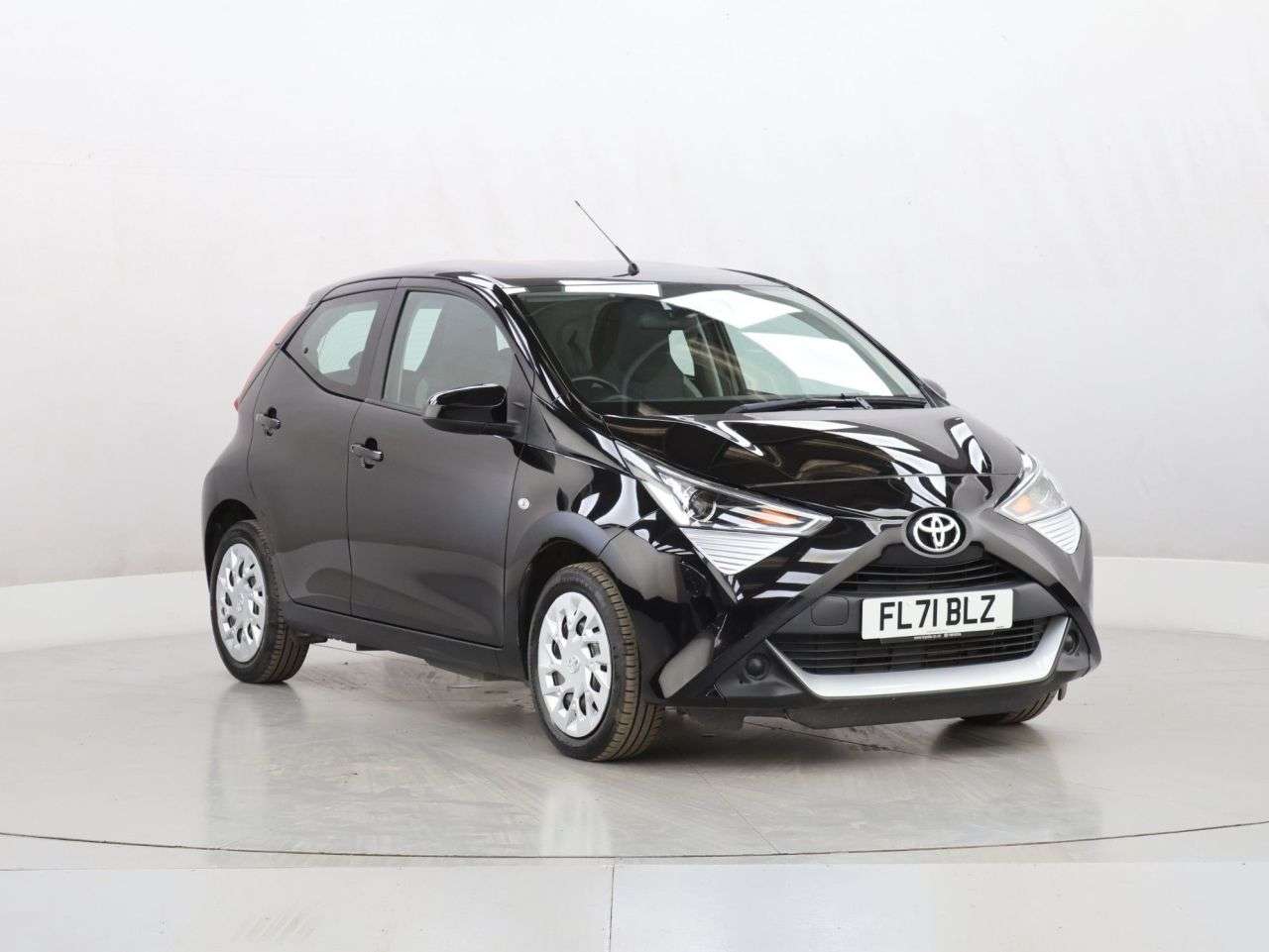 A 2021 TOYOTA AYGO 1.0 VVT-i x-play Hatchback 5dr Petrol Manual Euro 6 (s/s) (71 ps) A 2021 TOYOTA AYGO 1.0 VVT-i x-play Hatchback 5dr Petrol Manual Euro 6 (s/s) (71 ps)