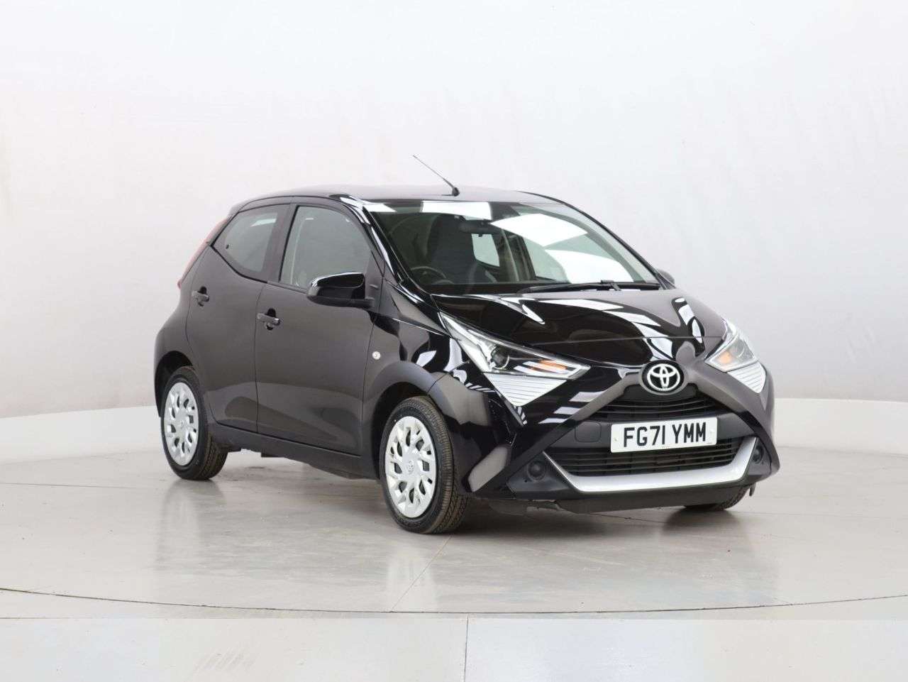 A 2022 TOYOTA AYGO 1.0 VVT-i x-play Hatchback 5dr Petrol Manual Euro 6 (s/s) (71 ps) A 2022 TOYOTA AYGO 1.0 VVT-i x-play Hatchback 5dr Petrol Manual Euro 6 (s/s) (71 ps)