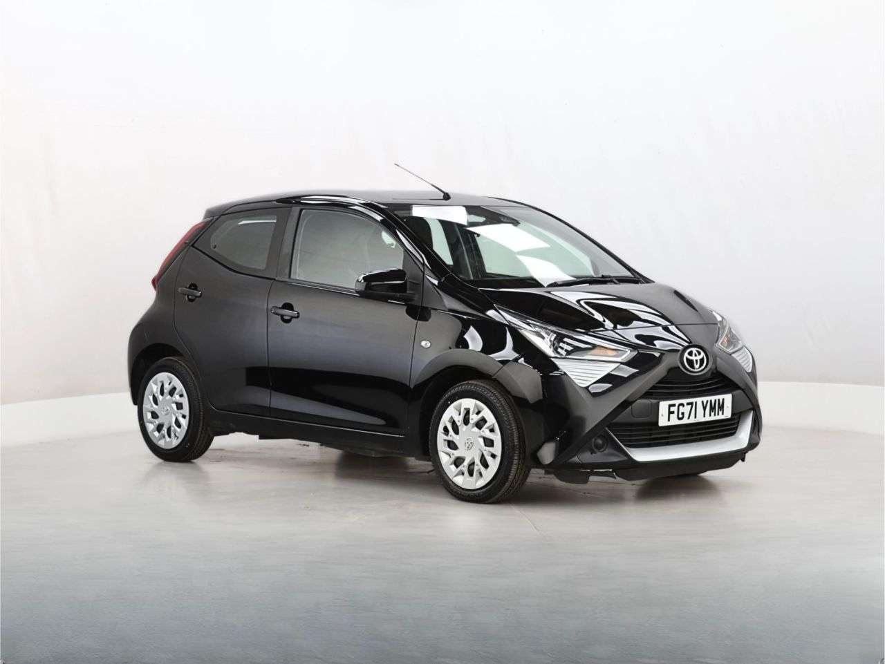 A 2022 TOYOTA AYGO 1.0 VVT-i x-play Hatchback 5dr Petrol Manual Euro 6 (s/s) (71 ps) A 2022 TOYOTA AYGO 1.0 VVT-i x-play Hatchback 5dr Petrol Manual Euro 6 (s/s) (71 ps)