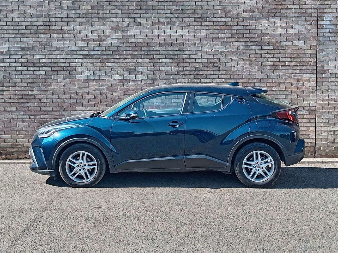 A 2023 TOYOTA C-HR 1.8 VVT-h GPF Icon SUV 5dr Petrol Hybrid CVT Euro 6 (s/s) (122 ps) A 2023 TOYOTA C-HR 1.8 VVT-h GPF Icon SUV 5dr Petrol Hybrid CVT Euro 6 (s/s) (122 ps)