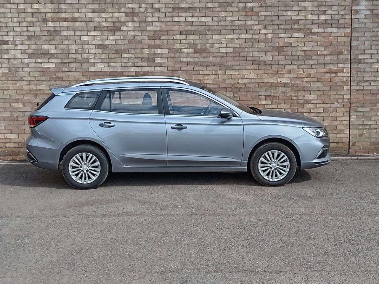 A 2022 MG MG 5 61.1kWh Exclusive Long Range Estate 5dr Electric Auto (156 ps) A 2022 MG MG 5 61.1kWh Exclusive Long Range Estate 5dr Electric Auto (156 ps)