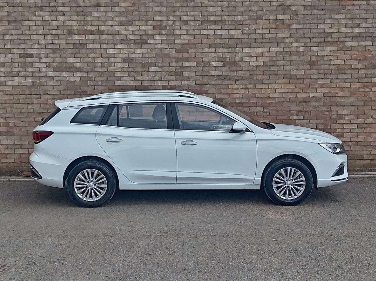 A 2022 MG MG 5 61.1kWh Exclusive Long Range Estate 5dr Electric Auto (156 ps) A 2022 MG MG 5 61.1kWh Exclusive Long Range Estate 5dr Electric Auto (156 ps)