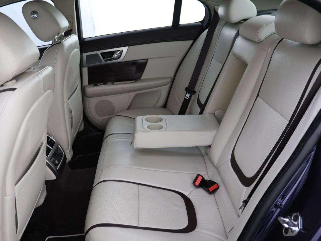 A 2015 JAGUAR XF 2.2d Portfolio Saloon 4dr Diesel Auto Euro 5 (s/s) (200 ps) A 2015 JAGUAR XF 2.2d Portfolio Saloon 4dr Diesel Auto Euro 5 (s/s) (200 ps)