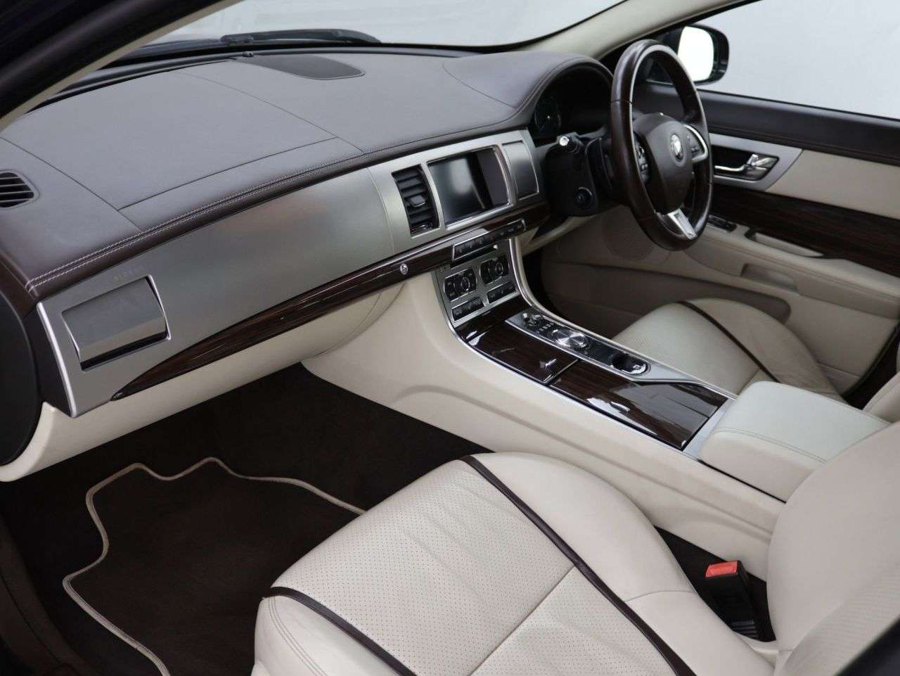 A 2015 JAGUAR XF 2.2d Portfolio Saloon 4dr Diesel Auto Euro 5 (s/s) (200 ps) A 2015 JAGUAR XF 2.2d Portfolio Saloon 4dr Diesel Auto Euro 5 (s/s) (200 ps)