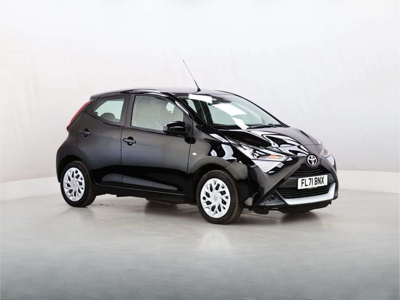 A 2021 TOYOTA AYGO 1.0 VVT-i x-play Hatchback 5dr Petrol Manual Euro 6 (s/s) (71 ps) A 2021 TOYOTA AYGO 1.0 VVT-i x-play Hatchback 5dr Petrol Manual Euro 6 (s/s) (71 ps)