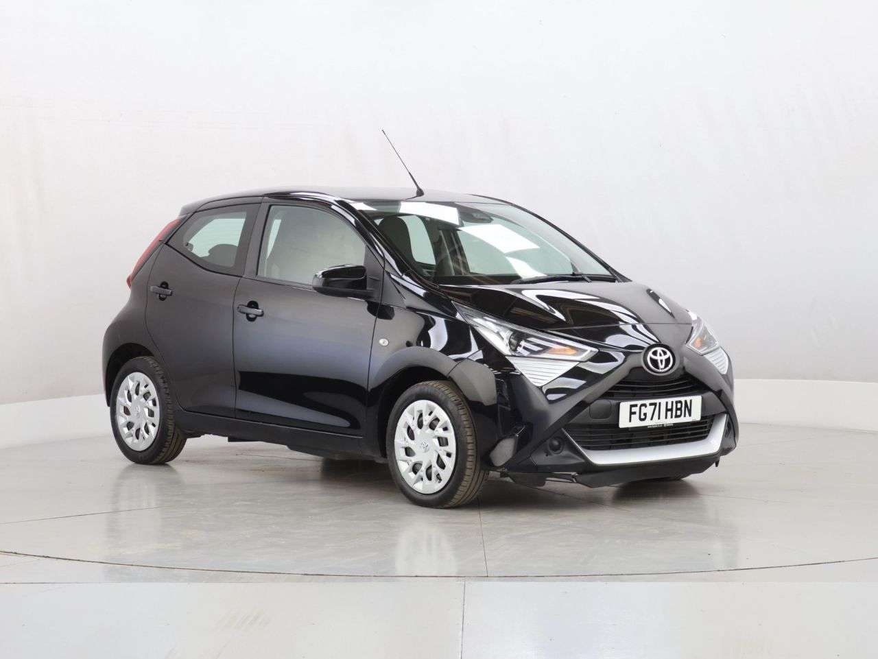 A 2022 TOYOTA AYGO 1.0 VVT-i x-play Hatchback 5dr Petrol Manual Euro 6 (s/s) (71 ps) A 2022 TOYOTA AYGO 1.0 VVT-i x-play Hatchback 5dr Petrol Manual Euro 6 (s/s) (71 ps)