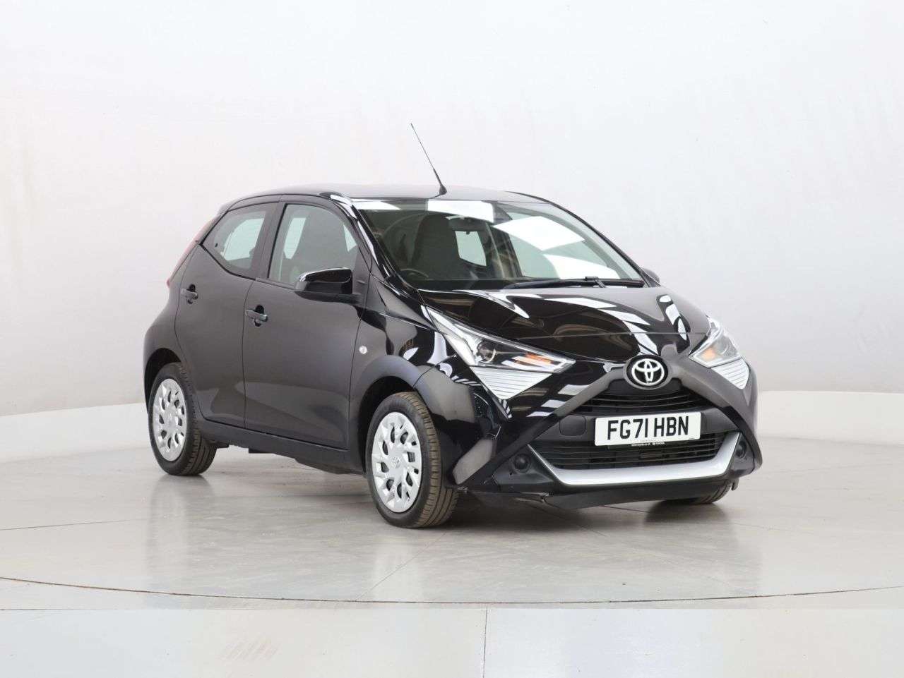 A 2022 TOYOTA AYGO 1.0 VVT-i x-play Hatchback 5dr Petrol Manual Euro 6 (s/s) (71 ps) A 2022 TOYOTA AYGO 1.0 VVT-i x-play Hatchback 5dr Petrol Manual Euro 6 (s/s) (71 ps)