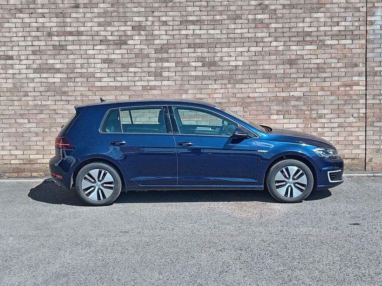 A 2019 VOLKSWAGEN E-GOLF 35.8kWh e-Golf Hatchback 5dr Electric Auto (136 ps) A 2019 VOLKSWAGEN E-GOLF 35.8kWh e-Golf Hatchback 5dr Electric Auto (136 ps)