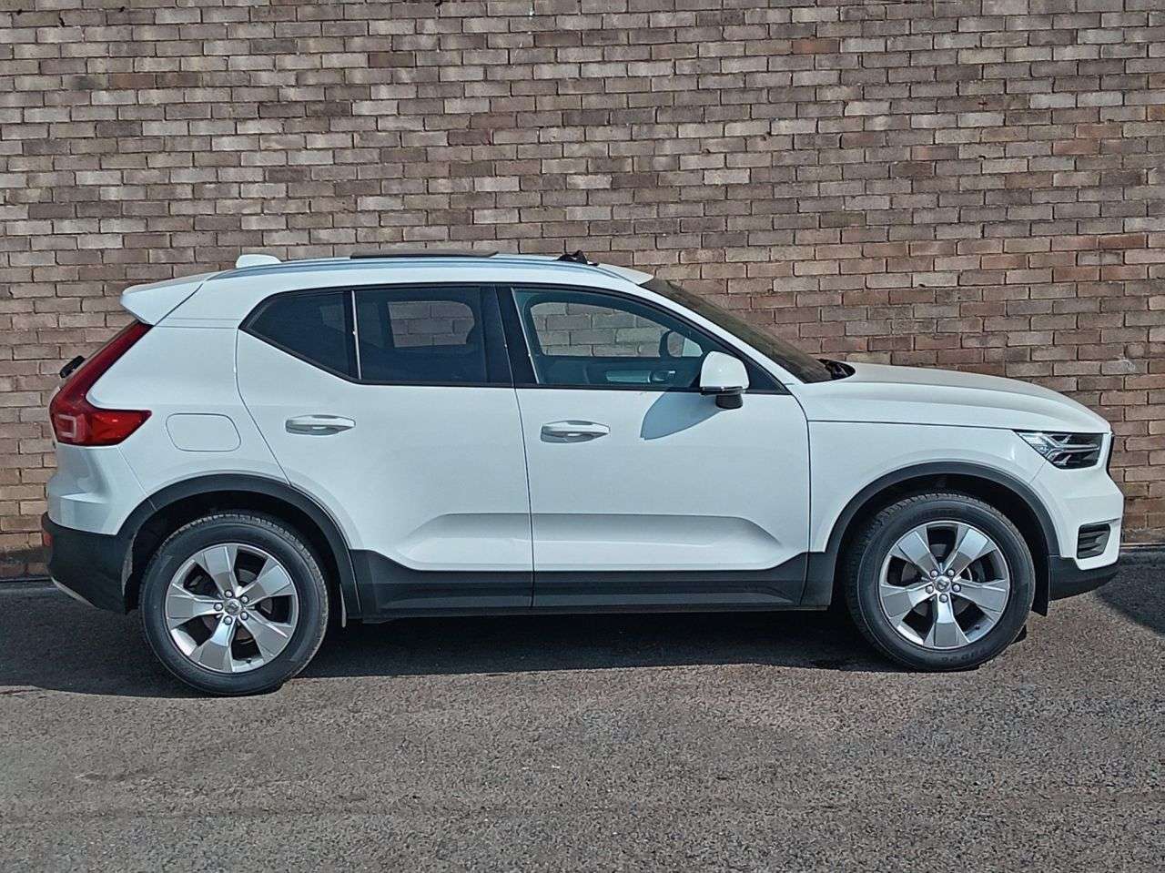 A 2022 VOLVO XC40 1.5 T3 Momentum SUV 5dr Petrol Auto Euro 6 (s/s) (163 ps) A 2022 VOLVO XC40 1.5 T3 Momentum SUV 5dr Petrol Auto Euro 6 (s/s) (163 ps)