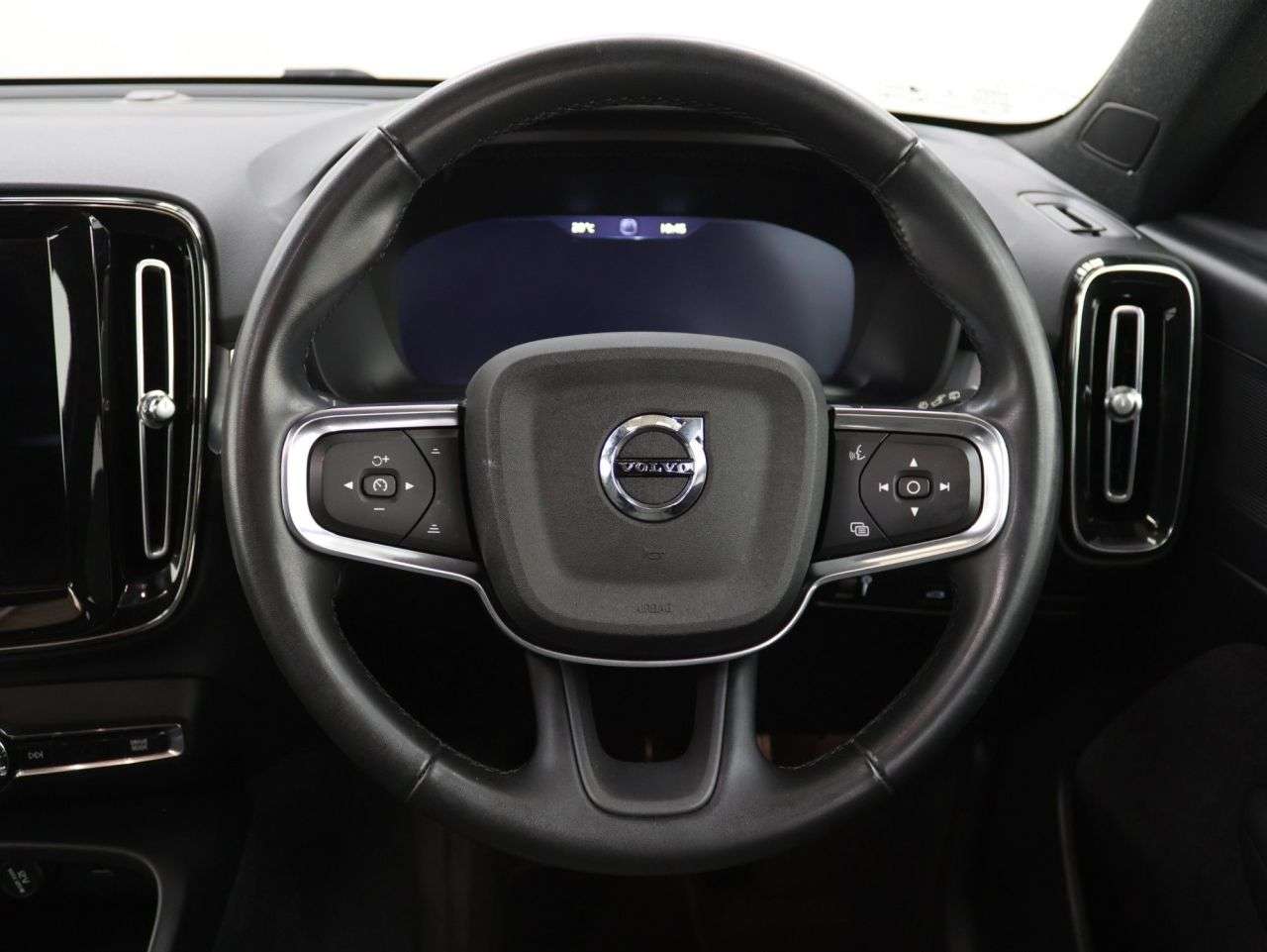2022 VOLVO XC40 2022 VOLVO XC40