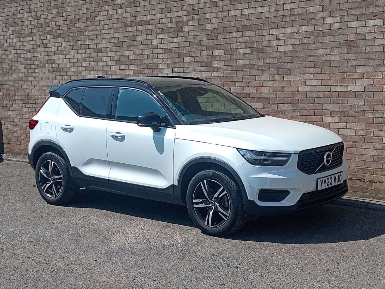 A 2022 VOLVO XC40 1.5 T3 R-Design SUV 5dr Petrol Manual Euro 6 (s/s) (163 ps) A 2022 VOLVO XC40 1.5 T3 R-Design SUV 5dr Petrol Manual Euro 6 (s/s) (163 ps)