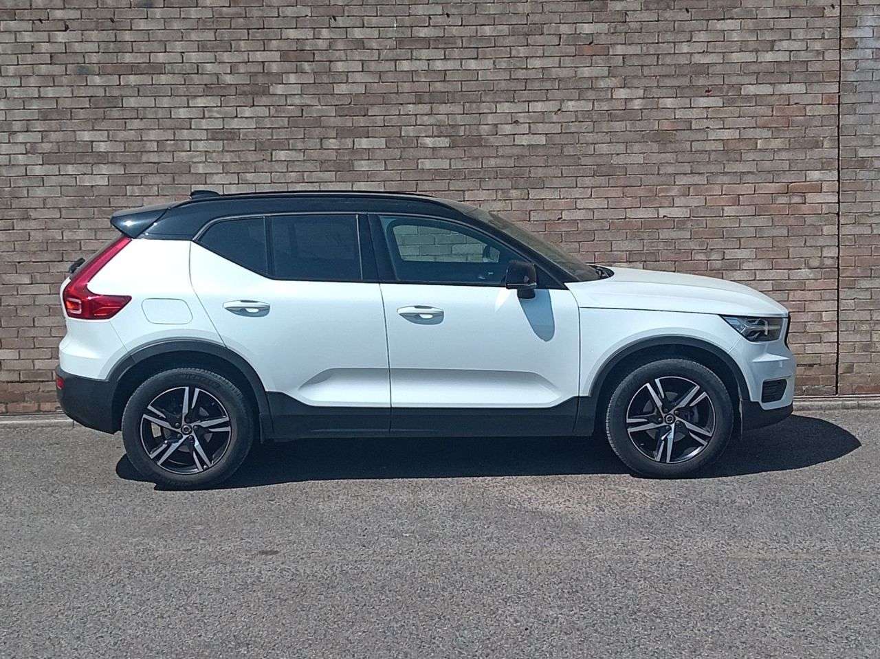 A 2022 VOLVO XC40 1.5 T3 R-Design SUV 5dr Petrol Manual Euro 6 (s/s) (163 ps) A 2022 VOLVO XC40 1.5 T3 R-Design SUV 5dr Petrol Manual Euro 6 (s/s) (163 ps)