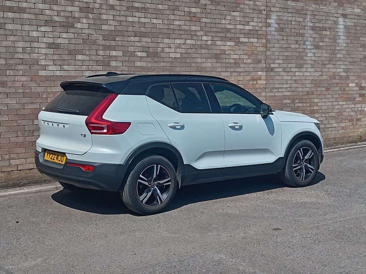 A 2022 VOLVO XC40 1.5 T3 R-Design SUV 5dr Petrol Manual Euro 6 (s/s) (163 ps) A 2022 VOLVO XC40 1.5 T3 R-Design SUV 5dr Petrol Manual Euro 6 (s/s) (163 ps)