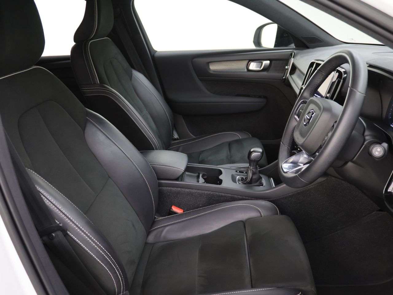 2022 VOLVO XC40 2022 VOLVO XC40