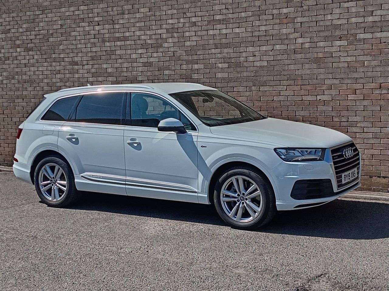 A 2019 AUDI Q7 3.0 TDI V6 45 S line SUV 5dr Diesel Tiptronic quattro Euro 6 (s/s) (231 ps) A 2019 AUDI Q7 3.0 TDI V6 45 S line SUV 5dr Diesel Tiptronic quattro Euro 6 (s/s) (231 ps)