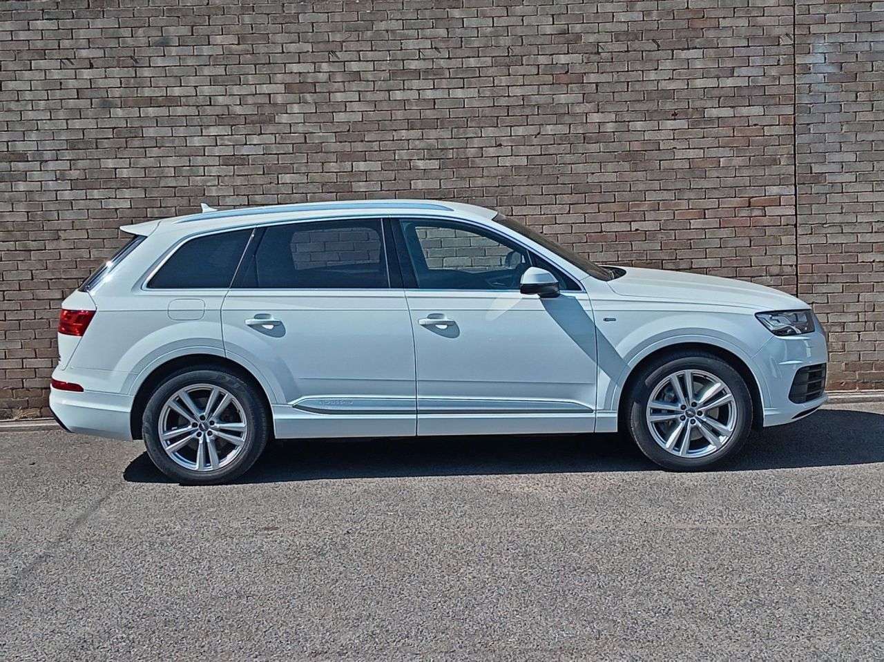 A 2019 AUDI Q7 3.0 TDI V6 45 S line SUV 5dr Diesel Tiptronic quattro Euro 6 (s/s) (231 ps) A 2019 AUDI Q7 3.0 TDI V6 45 S line SUV 5dr Diesel Tiptronic quattro Euro 6 (s/s) (231 ps)