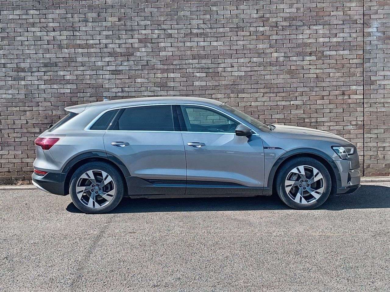A 2020 AUDI E-TRON 55 SUV 5dr Electric Auto quattro 95kWh (408 ps) A 2020 AUDI E-TRON 55 SUV 5dr Electric Auto quattro 95kWh (408 ps)