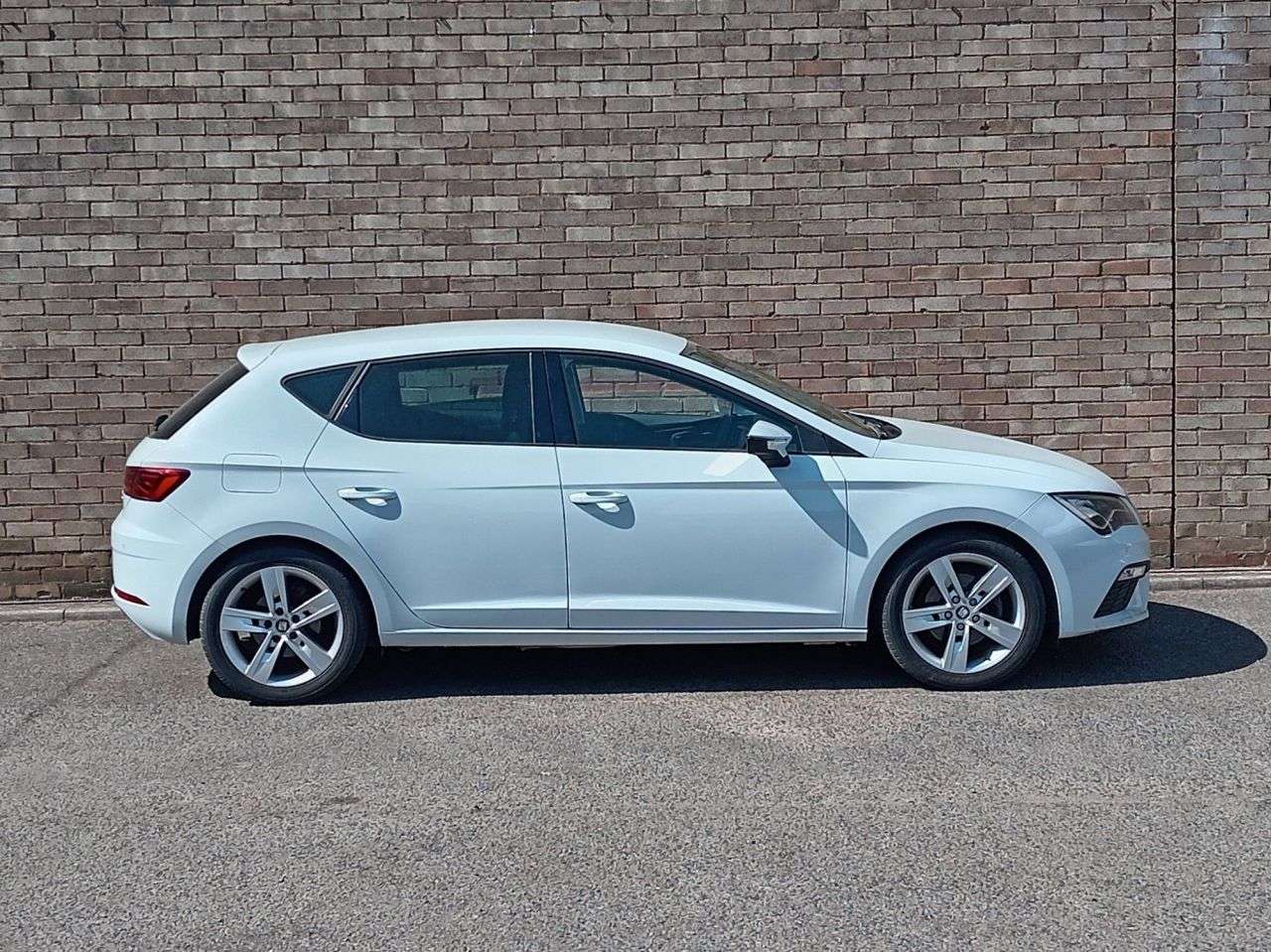 A 2020 SEAT LEON 1.5 TSI EVO FR Hatchback 5dr Petrol DSG Euro 6 (s/s) (150 ps) A 2020 SEAT LEON 1.5 TSI EVO FR Hatchback 5dr Petrol DSG Euro 6 (s/s) (150 ps)