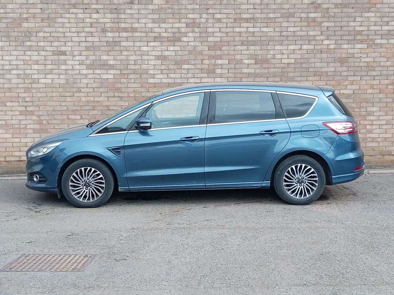 A 2018 FORD S-MAX 2.0 EcoBlue Titanium MPV 5dr Diesel Manual Euro 6 (s/s) (150 ps) A 2018 FORD S-MAX 2.0 EcoBlue Titanium MPV 5dr Diesel Manual Euro 6 (s/s) (150 ps)